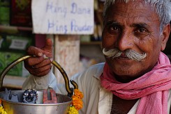 Свят мъж, даряващ благословията си срещу няколко рупии.