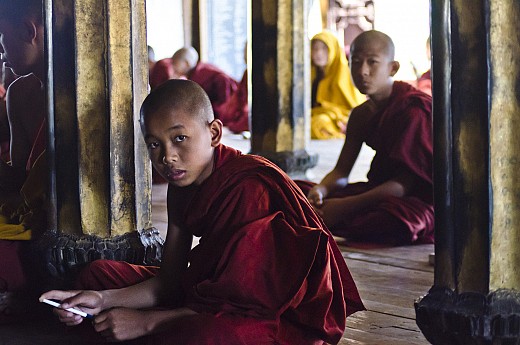 В Мианмарски манастир
