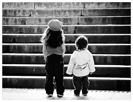 Дечицата пред стълбите.