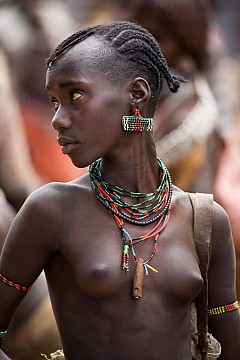 Момиче от племето Хамар