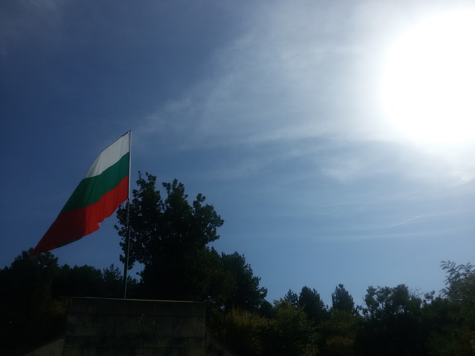 Българското знаме огреяно от октомврийското слънце в Петрич