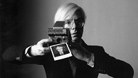 9 знаменити визуални артисти, които посягат към Polaroid