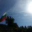 Българското знаме огреяно от октомврийското слънце в Петрич