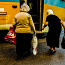 Баби се качват в трамвая.