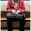 Младеж слуша музика в метрото!