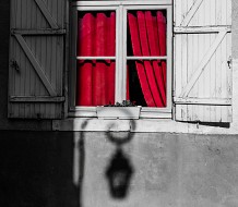 На обичайното място...Уличния фенер , прозореца с червените пердета.