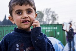 момченце от бежанският лагер в Идомени, Гърция