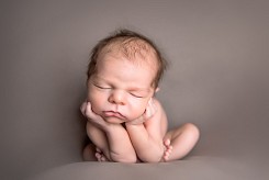 Бебешка фотосесия на новородено бебе