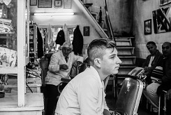Момче, работещо в бръснарски салон в Скопие