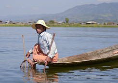 Рибар от селото Нампан, построено върху езеро Инле в Мианмар