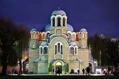 Пред църквата