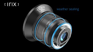 Маркировката на обектива Irix 15mm f/2.4 Blackstone свети в тъмнината