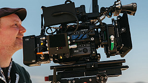 Средноформатният сензор на Fuji навлиза в киното с новата кинокамера Fujifilm GFX Eterna 55