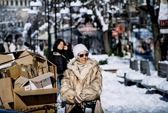 Стара жена сред сняг