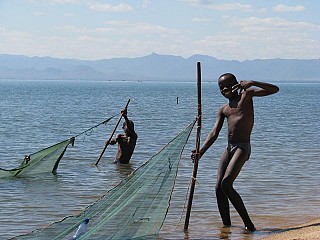 Деца на езерото Малави