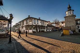 Дългите сенки на стария град