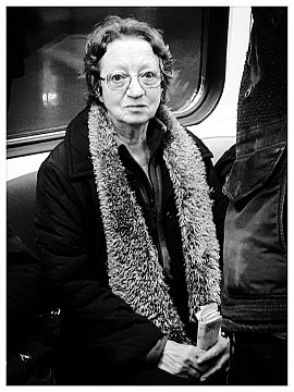 Възрастна жена в метрото!