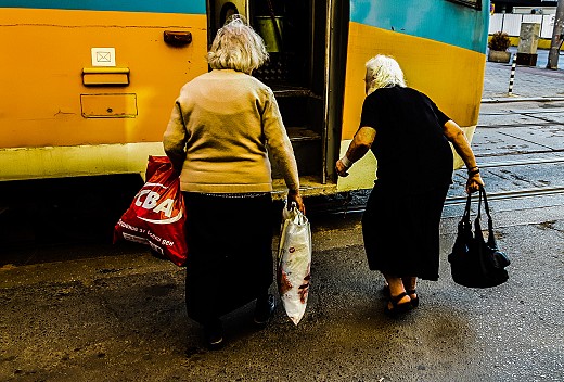 Баби се качват в трамвая.