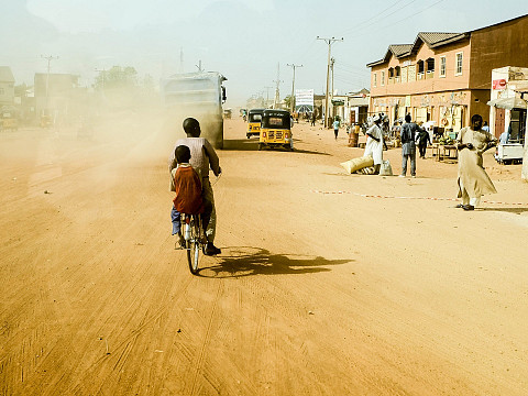 Прашни африкански улици