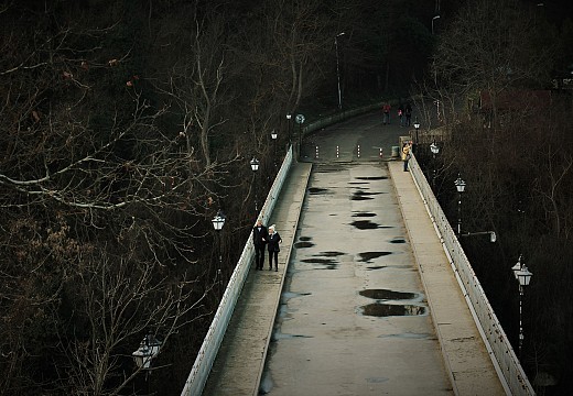 По моста