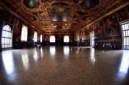 Игра на отражения в двореца на Дожите, Венеция