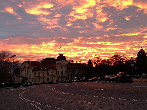 Небето пламна