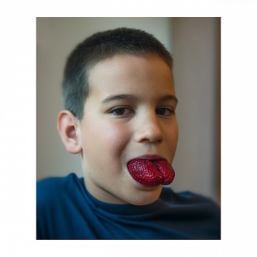 портрет на момче с ягода