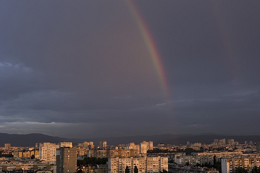 Под дъгата