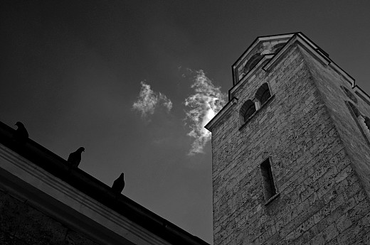 Възнесенската черква с гълъби