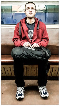 Младеж слуша музика в метрото!