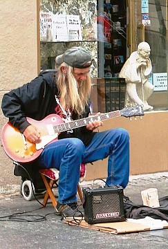 Уличен музикант.