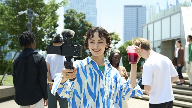 Новият фотоапарат Sony A6700 - по-удобна “кропка” със заемки от Cinema Line и серията A7 