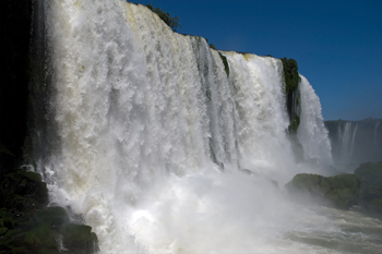 водопадът Игуасу - Голямата вода; снимка от фото изложбата на Николай Генов и Румяна Николова 8 спирки под южния кръст