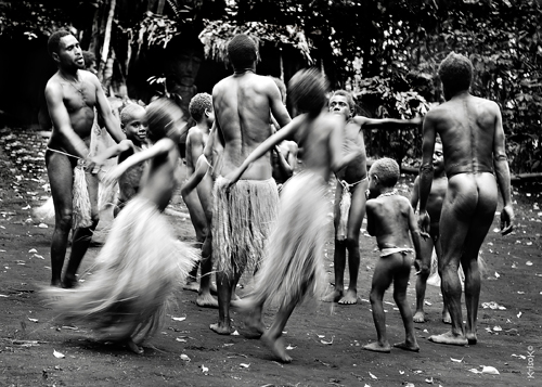 изложба снимки от Вануату - танцьори - Кристия Кирилов; арт център ФотоСинтезис