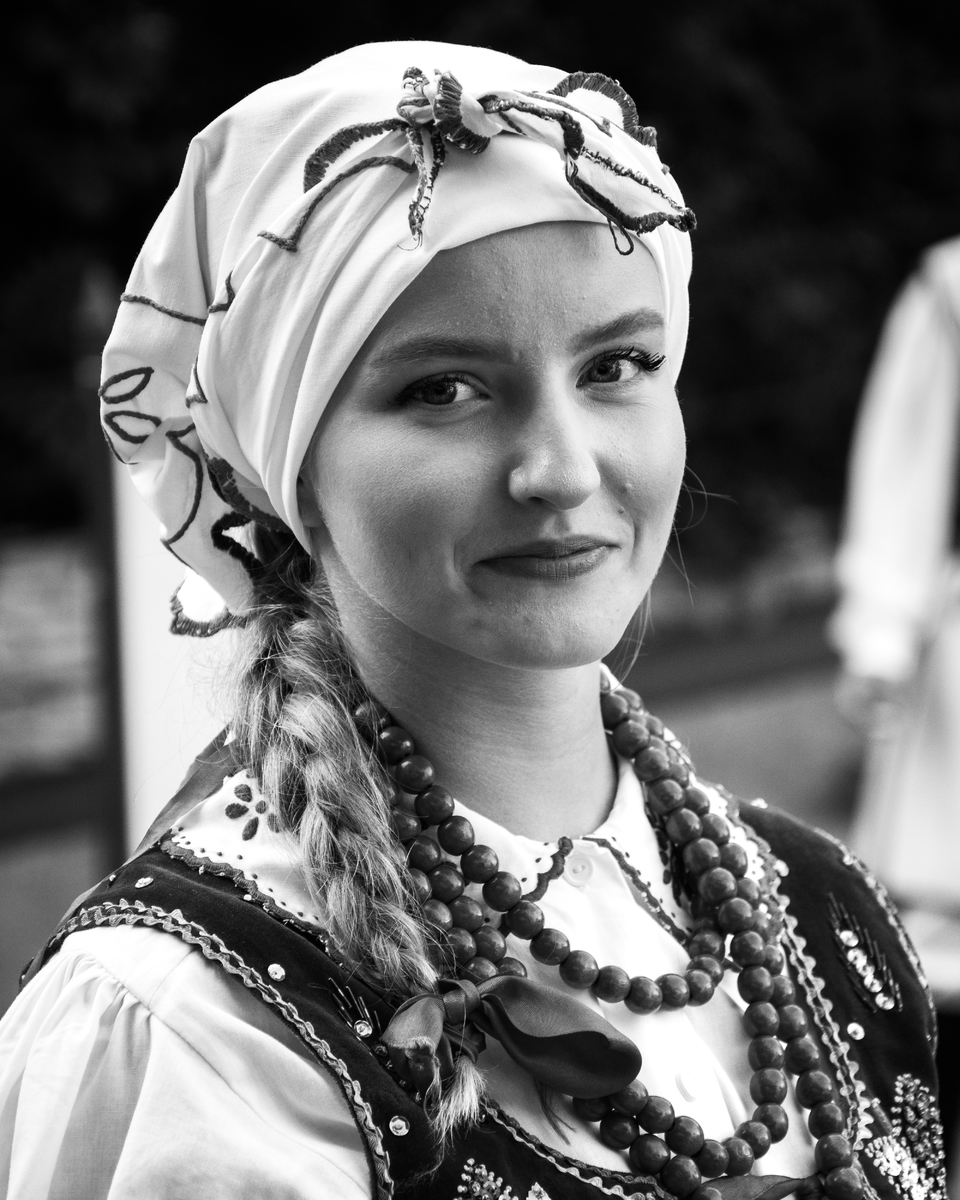 Красиво момиче в българска носия